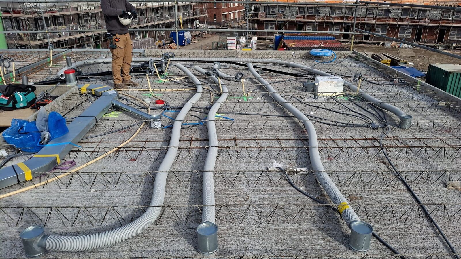 Monteur controleert WTW-kanaalwerk op de nieuwbouwvloer