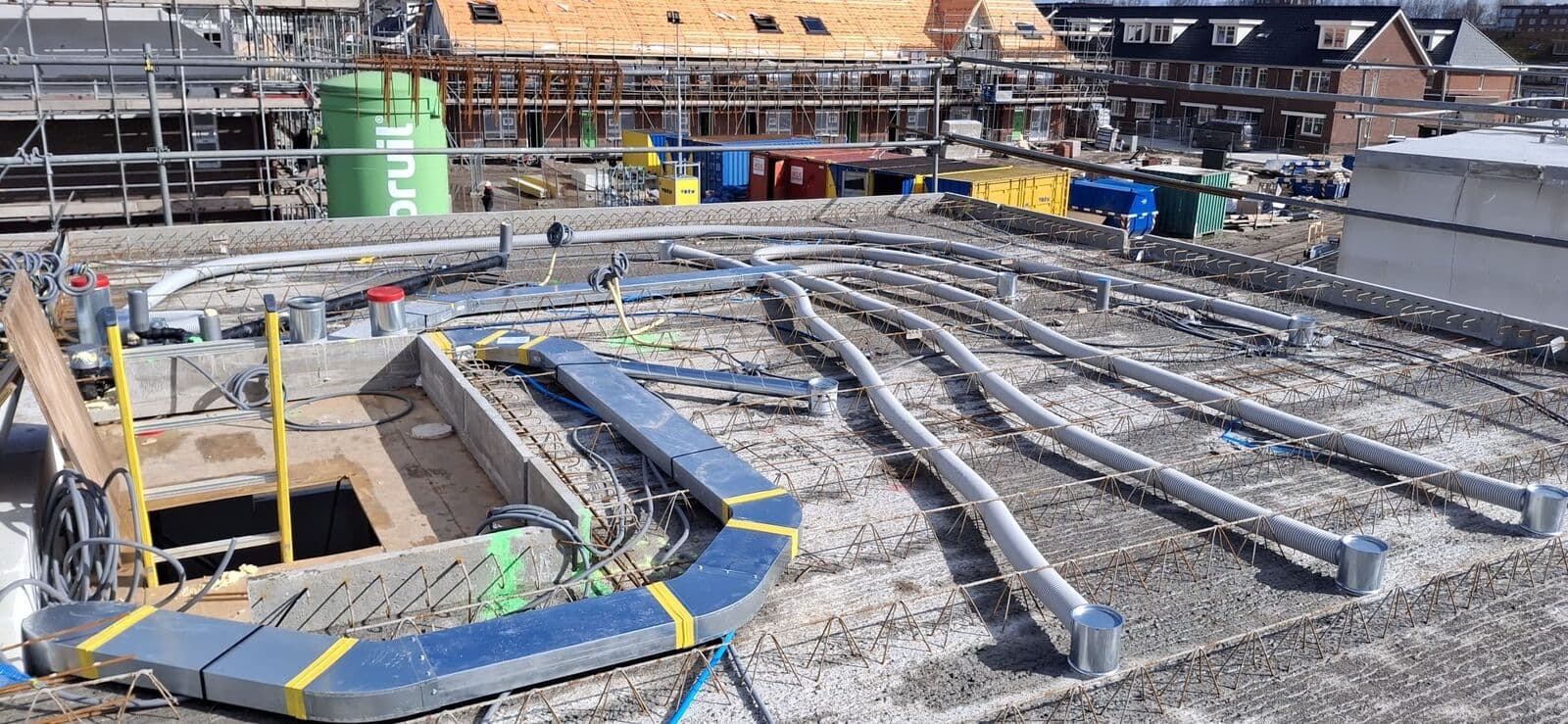 Bochtwerk en verdelers op de vloer — projectmatige uitvoering