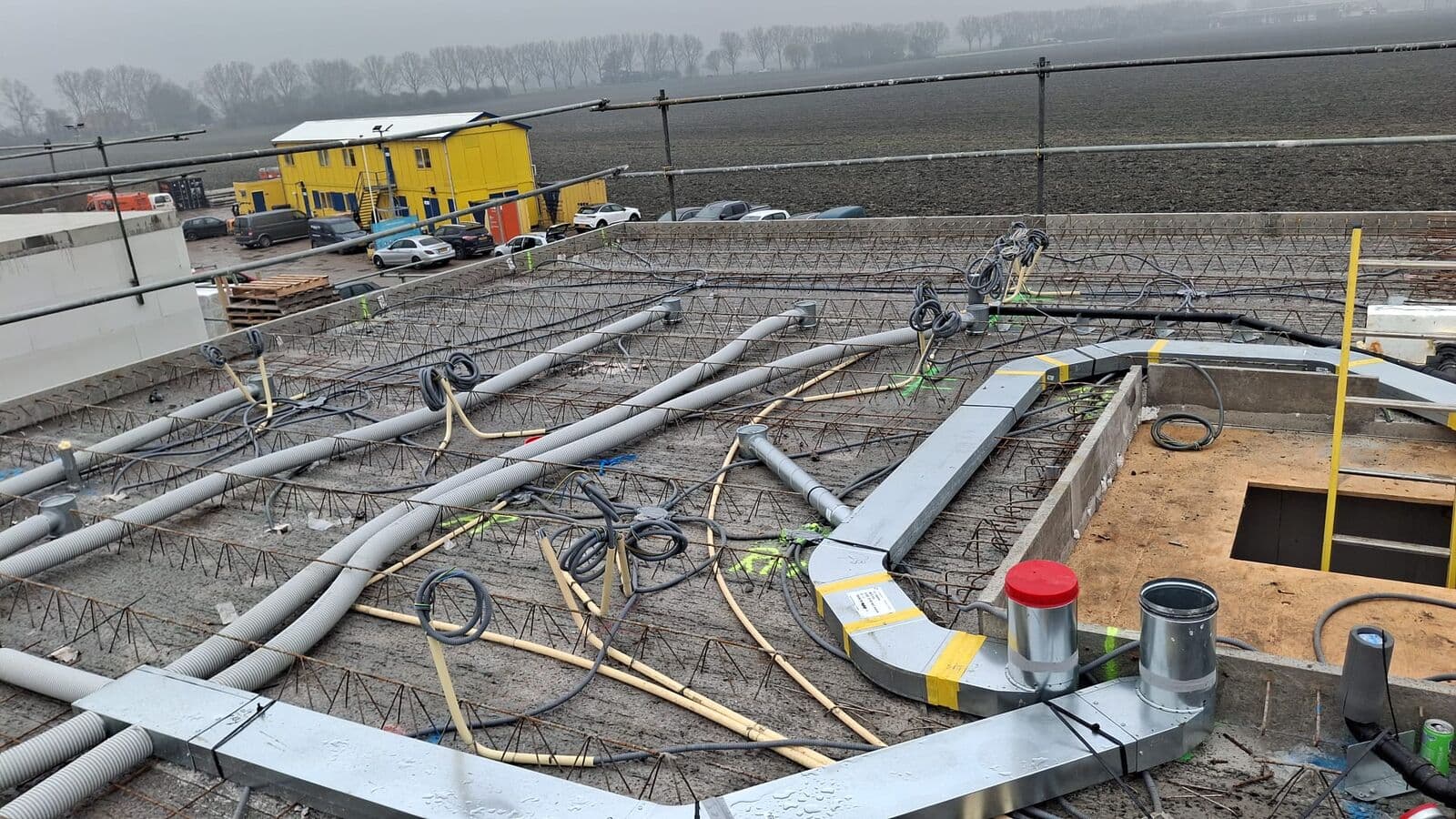 WTW-leidingwerk op breedplaatvloer met dakdoorvoer